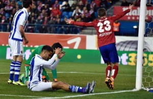 Atletico Madrid’s Argentinian forward Luciano Vietto (right) celebrates next to Real Sociedad’s Mexican defender Diego Reyes (center) after a goal during the Spanish league football match Club Atletico de Madrid vs Real Sociedad de Futbol at the Vicente Calderon stadium in Madrid on Wednesday. AFP PHOTO