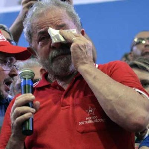 Brazilian former president Luiz Inacio Lula da Silva (C) cries as he attends a meeting organized by unionists and members of the Workers Party (PT) in Sao Paulo. AFP PHOTO