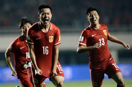 PHOTO CAPTION: Huang Bowen (center) of China celebrates with his teammates after scoring a goal during the 2018 World Cup football qualifying match against Qatar in Xi'an, northwest China's Shanxi province on Tuesday. AFP PHOTO