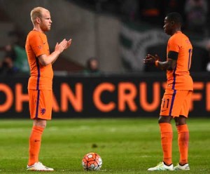 Netherland’s midfielder Davy Klaassen (left) and Netherland’s midfielder Quincy Promes applaud during a standing ovation in honor of late Dutch football legend Johann Cruyff during a pause in the 14th minute of the friendly football match between the Netherlands and France at the Amsterdam ArenA, on Saturday, in Amsterdam. AFP PHOTO