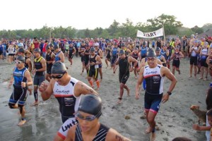 Participants plunge into action in last year’s Tri Ilocos Norte. CONTRIBUTED PHOTO