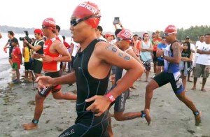 Contestants plunge into action at the starting line of the 2016 Tri Ilocos Norte 4 at the Playa Tropical Resort in Currimao, Ilocos Norte. PHOTO BY JEAN RUSSEL V. DAVID