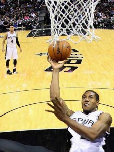 Kawhi Leonard (right) of the San Antonio Spurs shoots a ball unguarded. AFP FILE PHOTO