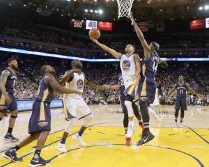 HAPPY BIRTHDAY SHOT Stephen Curry No.30 of the Golden State Warriors goes up for a shot against Dante Cunningham No.44 of the New Orleans Pelicans at ORACLE Arena on Tuesday in Oakland, California. AFP PHOTO