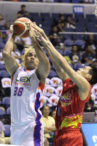 Asi Taulava No.88 of NLEX engages Raymond Almazan No.20 of Rain or Shine in a hard collision during a PBA Commisioner’s Cup game at the Smart Araneta Coliseum in Quezon City on Friday. PHOTO BY CZEASAR DANCEL