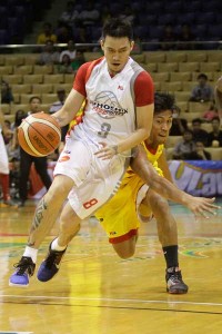 Ryan Roose Garcia of Phoenix grabs the loose ball against Mark Baroca of Star Hotshots during the Philippine Basketball Association Commissioner’s Cup at the Cuneta Astrodome in Pasay City. CZAR DANCEL