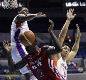 MAD SCRAMBLE Al Thorton of NLEX battles for the ball against Malcom Jaleel Rhett of Blackwater during a PBA Commissioner’s Cup game at the Smart Araneta Coliseum on Sunday. NLEX beat Blackwater 88-75. PHOTO BY CZEASAR DANCEL