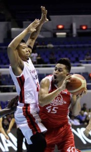 HARD IMPACT Mac Baracael of Phoenix engages Rein Cervantes of Blackwater in a hard collision during a PBA Commissioner’s Cup game at the Smart Araneta Coliseum on Wednesday. Phoenix won over Blackwater 124-120. PHOTO BY CZEASAR DANCEL