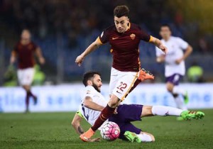Roma’s forward from Italy Stephan El Shaarawy (center) vies with Fiorentina’s defender from Argentina Gonzalo Rodriguez (rear center) during the Italian Serie A football match Roma vs Fiorentina at the Olympic Stadium in Rome on Saturday. AFP PHOTO
