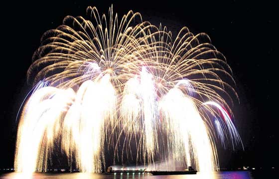 Team France lights up the sky with a dazzling display at the conclusion of the 7th Philippine International Pyromusical Competition in Pasay City. The international event ended on Saturday night. PHOTO BY CZEASAR DANCEL