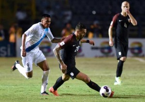 USA’s Geoff Cameron (right) is marked by Guatamala’s Gerson Tinoco during their Russia 2018 FIFA World Cup Concacaf Qualifiers’ football match, in Guatemala City, on March 25, 2016. AFP PHOTO