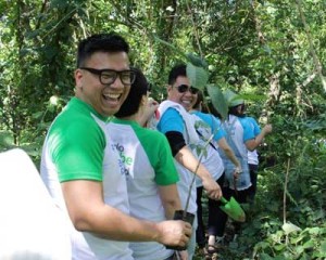 Globe Telecom volunteers trek to Haribon’s Buhay Punlaan and embark on its native seedling program