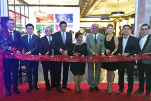Present during the launch of Wolfgang’s Steakhouse at the Newport Mall are (from left) Resorts World Manila (RWM) Chief Operating Officer Stephen Reilly, Megaworld First Vice President for Commercial Division Kevin Tan, Wolfgang’s Steakhouse Executive Chef Amiro Cruz, restaurant President and Managing Partner Peter Zwiener, Elena Zwiener, Founder Wolfgang Zwiener, US partner Lydia D’ Amato, and local partners Marvin Agustin and Tye Corcuera. 