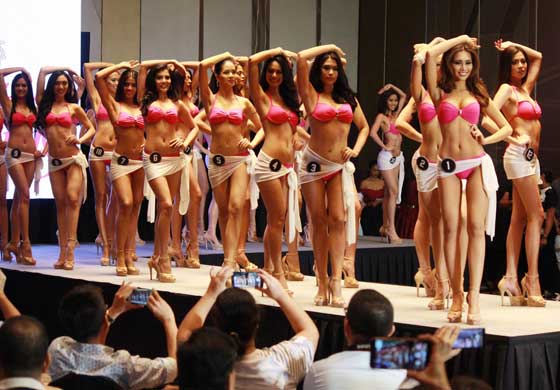 Forty candidates vying for titles at this year’s Binibining Pilipinas 2016 pose for photographers during a press presentation Tuesday. The coronation will be held on April 17 at the Araneta Coliseum. PHOTO BY RUY L. MARTINEZ