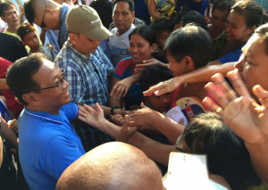 LADIES’ CHOICE Vice President Jejomar Binay is welcomed by women in Pampanga. 