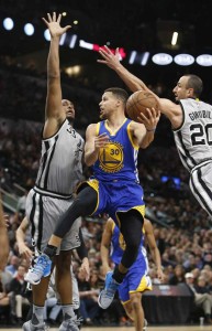 Stephen Curry (No. 30) of the Golden States Warriors looks to pass after driving between Boris Diaw (No. 33) of the San Antonio Spurs and Manu Ginobili (No. 20) of the San Antonio Spurs at AT&T Center on Saturday (Sunday in Manila) in San Antonio, Texas.  AFP PHOTO 