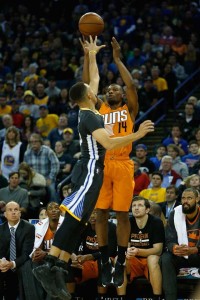 Ronnie Price (No. 14) of the Phoenix Suns shoots over Stephen Curry (No. 30) of the Golden State Warriors at Oracle Arena on Saturday (Sunday in Manila) in Oakland, California. AFP PHOTO