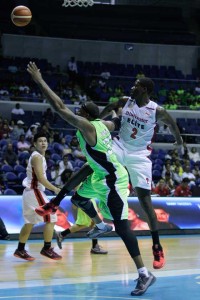 GlobalPort’s Calvin Warner (right) battles for a rebound against Blackwater’s Jaleel Rhett during the Philippine Basketball Association Commisioner’s Cup at the Araneta Coliseum. CZAR DANCEL
