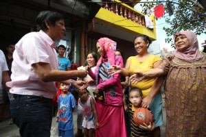 MARCOS COMBS QUIAPO Senator Ferdinand “Bongbong” Marcos Jr. talks to Muslim women during a sortie in Quiapo, Manila. Photo by RUSSEL PALMA 