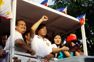 SURGING Davao Mayor Rodrigo Duterte brings his campaign to Cainta, Rizal. PHOTO BY CZEASAR DANCEL 