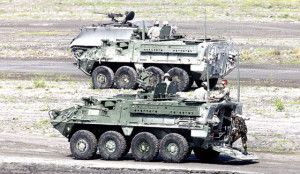 'FIGHTING’ TOGETHER Filipino and American troops during the military exercises in Crow Valley in Tarlac province. PHOTO BY CZEASAR DANCEL