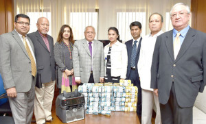 COLD CASH  Philippine and Bangladeshi officials pose with the money turned over by Kim Wong – BSP Officer-In-Charge Vicente S. Aquino, Bangladesh Embassy Manila Deputy Chief of Mission Shahnaz Gazi, AMLC member and Insurance Commissioner Emmanuel Dooc, AMLC Secretariat Executive Director Julia Bacay-Abad, and lawyers Victor Fernandez and Inocencio Ferrer. 