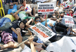 CALL FOR ACTION Farmers from Quezon Province stage a protest rally in front of the Department of Agrarian Reform office in Quezon City to call attention to their plight and urge presidential bets to address issues on agrarian reform and coconut levy. PHOTO BY MIKE DE JUAN 