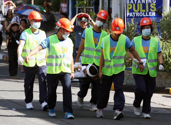 Policemen carry a “victim” during an earthquake drill held in Camp Crame on Thursday. Similar drills were held in various cities in Metro Manila and in the provinces as part of the country’s preparation for a big temblor. PHOTO BY MIKE DE JUAN 