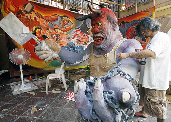 An artist puts finishing touches on a huge effigy of President Benigno Aquino 3rd that members of militant groups will torch in today’s Labor Day rally. PHOTO BY MIKE DE JUAN 