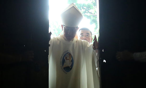 Manila Archbishop Luis Antonio Cardinal Tagle opens the Holy Door of Mercy of the San Lazarus Chapel as part of the celebration of the Jubilee Year of Mercy than runs from December 8, 2015 until November 20 this year. PHOTO BY RUSSELL PALMA