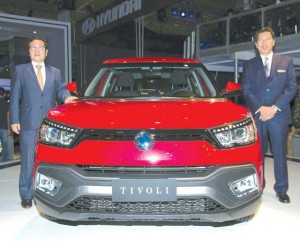 SBMP managing director Dave Macasadia (right) and Ssangyong Asia general manager Seong-Rae Kim pose beside the Tivoli during the launch at the MIAS.