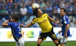 Schalke’s Brazilian defender Junior Caicara (left) and Dortmund’s Japanese midfielder Shinji Kagawa vie for the ball during the German Bundesliga first division football match between FC Schalke 04 and Borussia Dortmund, in the Veltins Arena in Gelsenkirchen, western Germany on Monday. AFP PHOTO