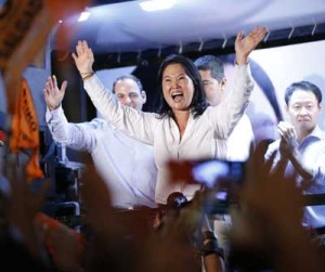 Peru´s presidential candidate of the “Fuerza Popular” party, Keiko Fujimori, waves at supporters after a press conference in Lima on April 10. AFP PHOTO