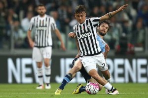 Juventus’ forward Paulo Dybala from Argentina (center) fights for the ball with Lazio’s midfielder Marco Parolo during the Italian Serie A football match Juventus Vs Lazio on Thursday at the “Juventus Stadium” in Turin.  AFP PHOTO 