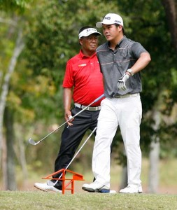 Justin Quiban (right) takes his turn on the eighth mound ahead of Tony Lascuña with the duo bracing for a shootout in today’s final round. Contributed photo 