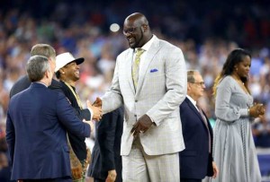 Shaquille O’Neal shakes hands on the court as the Naismith Memorial Basketball Hall Of Fame 2016 Class is announced during a break in the 2016 NCAA Men’s Final Four National Championship game between the Villanova Wildcats and the North Carolina Tar Heels at NRG Stadium on Tuesday in Houston, Texas.  AFP PHOTO 