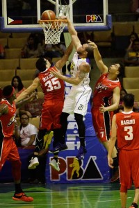 Talk N’ Text’s Kelly Williams (No. 21) dunks the ball against Alaska’s Tony Dela Cruz (No. 35) and Sonny Thoss during the Philippine Basketball Association Commissioner’s Cup quarterfinals at the Cuneta Astrodome in Pasay City.  CZAR DANCEL 