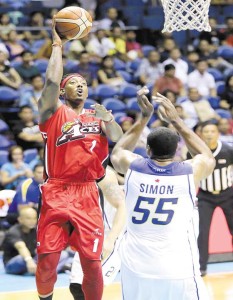 Long-range option Rob Dozier of Alaska attempts a jump shot through the defense of David Simon of Talk N’ Text during the PBA Commissioner’s Cup quarterfinals at the Smart Araneta Coliseum on Friday.  PHOTO BY CZEASAR DANCEL 
