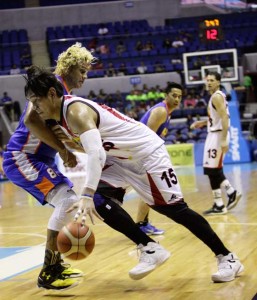 BATTERING RAM Junmar Fajardo of San Miguel Beer rams through the defense of Asi Taulava of NLEX during a PBA Commissioner’s Cup game at the Smart Araneta Coliseum in Quezon City on Tuesday. PHOTO BY CZEASAR DANCEL