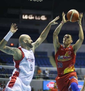 Raymond Almazan of Rain or Shine (right) challenges the defense of Mic Pennisi of Phoenix during a PBA Commissioner’s Cup elimination round game at the Smart Araneta Coliseum in Quezon City. PHOTO BY CZEASAR DANCEL