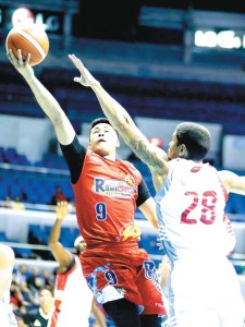 SNEAKY DRIVE  Jericho Cruz of Rain or Shine drives against the defense of William Wilson of Phoenix during a PBA Commissioner’s Cup game at Smart Araneta Coliseum in Quezon City on Friday. The Rain or Shine Elasto Painters beat the Phoenix Fuelmasters 109-104.  PHOTO BY CZEASAR DANCEL 