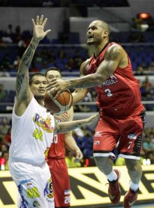 GO FOR BROKE Sol Mercado of Ginebra braces for a shot through the defense of JR Quinahan of Rain or Shine during the PBA Commissioner’s Cup quarterfinals at the Smart Araneta Coliseum in Quezon City on Tuesday. PHOTO BY CZEASAR DANCEL