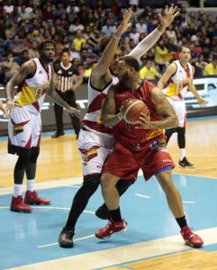CENTER CHALLENGES CENTER Rain or Shine’s center Pier Henderson-Niles seeks an opening in the defense of San Miguel Beer’s center Junmar Fajardo during Game 2 of the PBA Commissioner’s Cup semifinals at Smart Araneta Coliseum in Quezon City on Monday. PHOTO BY CZEASAR DANCEL