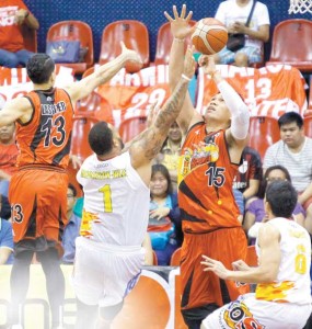 BATTLE FOR THE BALL Rain or Shine’s center Pierre Henderson-Niles battles for the ball against San Miguel Beer’s center Junmar Fajardo during Game 3  of the best-of-five semifinals of the PBA Commissioner’s Cup at the Philsports  Arena in Pasig City on Thursday.  PHOTO BY CZEASAR DANCEL 