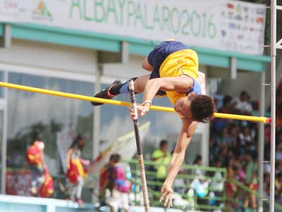 NCR bet Francis Obiena displays his winning form in the pole vault secondary level event of the 2016 Palarong Pambansa held at the Bicol University Sports Complex in Legazpi City, Albay.  CONTRIBUTED PHOTO 