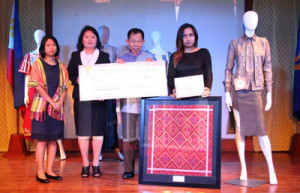  SCCta head renee talavera, nCCa deputy Executive director Marichu tellano and Chairman Felipe de leon Jr. awards aJ Bernabe for his winning ‘bul-ol’ inspired Barong tagalog 