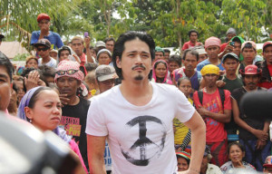 This photo from Kilab multimedia’s Facebook account shows Robin Padilla with Kidapawan farmers. 