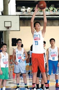 Thirteen-year old 6’9 player Kai Sotto towers over other participants in the recent Jr. NBA basketball clinic at the Don Bosco gymnasium in Makati City. PHOTO BY RENE DILAN