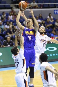 TIME STOOD STILL Sean Anthony of NLEX fires a jump shot through the guard of Anjo Carram and Jared Dillinger of Meralco during the PBA Commissioner’s Cup quarterfinals at the Smart Araneta Coliseum in Quezon City on Monday. PHOTO BY CZEASAR DANCEL