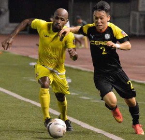 Global FC’s Louis Serge Kaole (left) battling Ceres La Salle FC’s Son Yong Chan in the wing on his way to send a cross to their side’s midfield during the United Football League (UFL) Cup 2016 final at the Rizal Memorial Football Stadium.  PHOTO FROM UFL FACEBOOK PAGE 